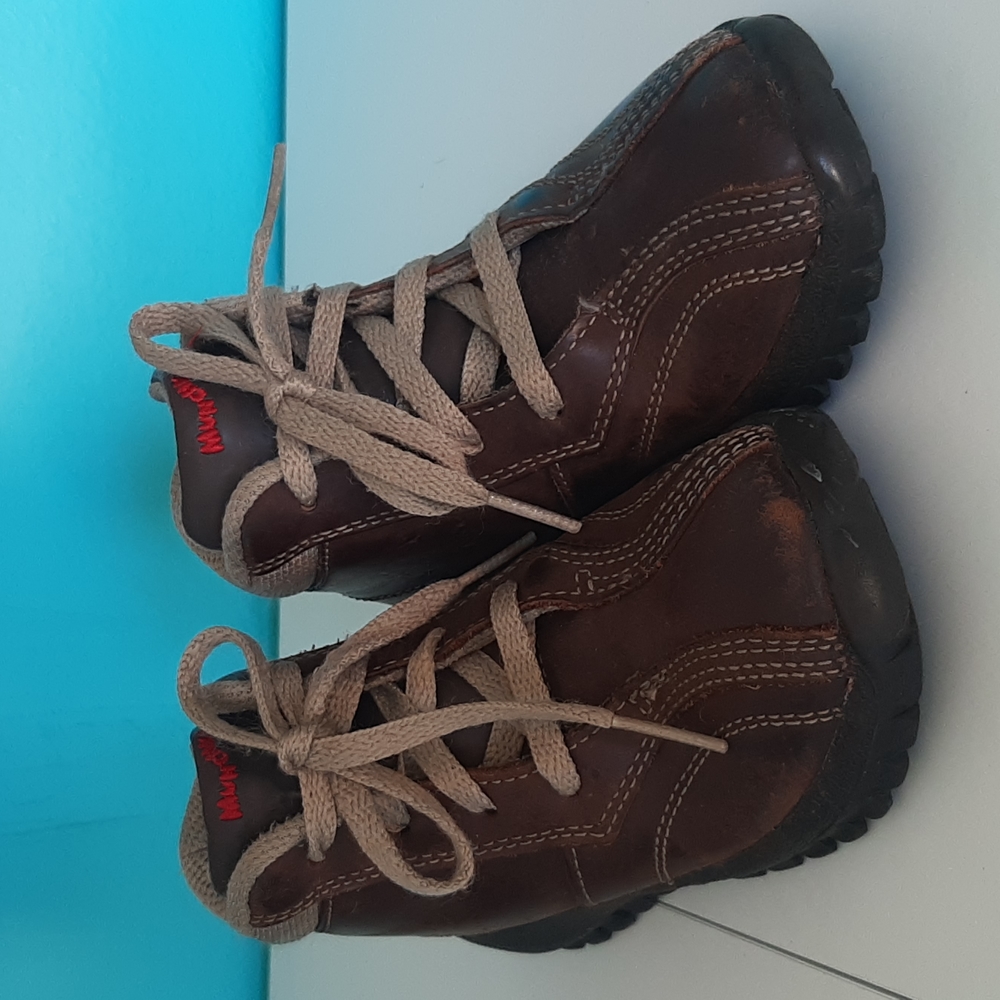 Munchkin boys leather high tops Size 8